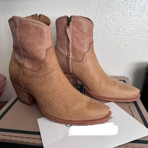 Tecovas Daisy in Sand Relic Lizard size 10 NWT in Box